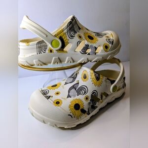 Western Chief Women's Easies Rooster Sunflower Clog - Cream Size 7W